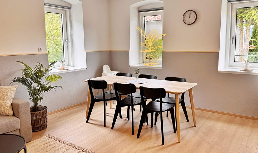 Wohnzimmer mit Esstisch im Ferienhaus in Kirchberg