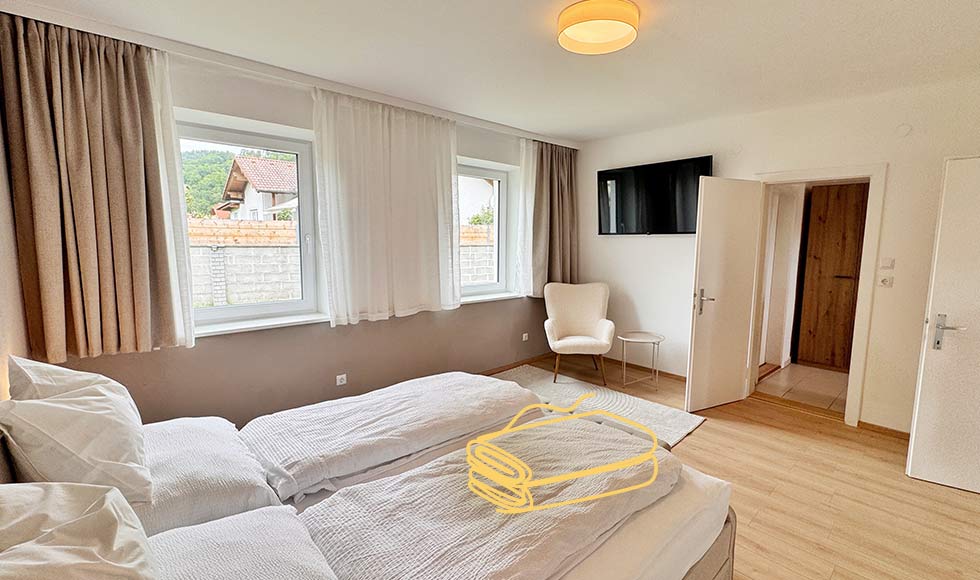 Schlafzimmer mit Doppelbett im Ferienhaus in Kirchberg