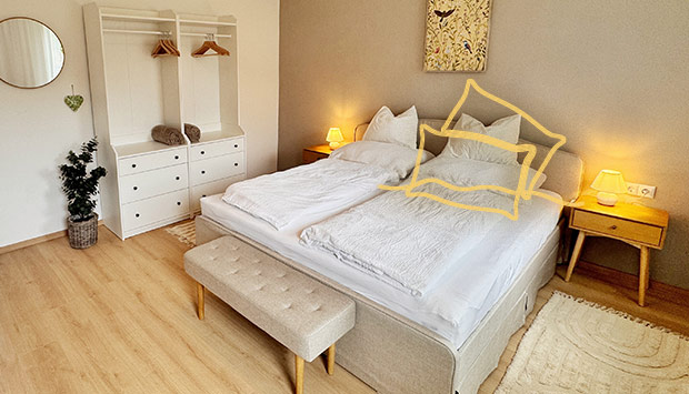 Schlafzimmer mit Doppelbett im Ferienhaus in Kirchberg